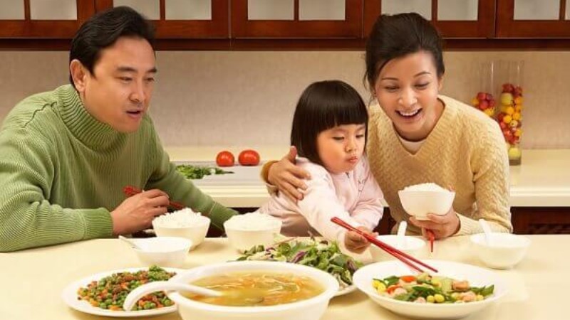 Nằm mơ thấy ăn cơm ở nhà người thân